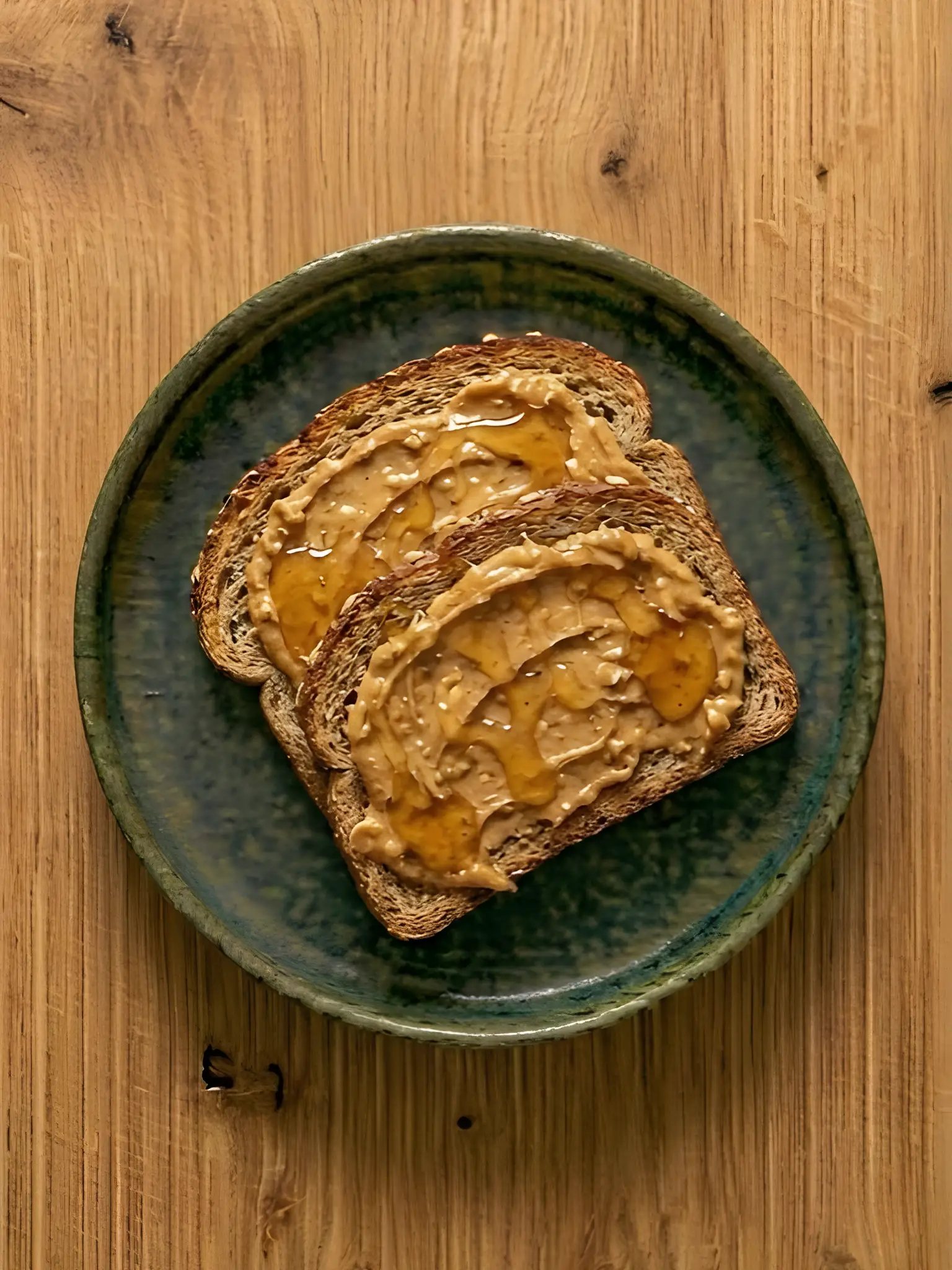 Tostada de pan integral con mantequilla de cacahuete y miel