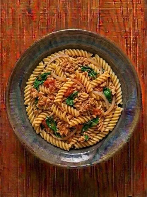 Fusilli con pavo picado y espinacas