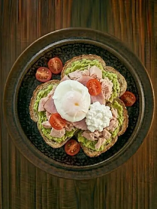 Tostadas de guacamole, atún y huevo