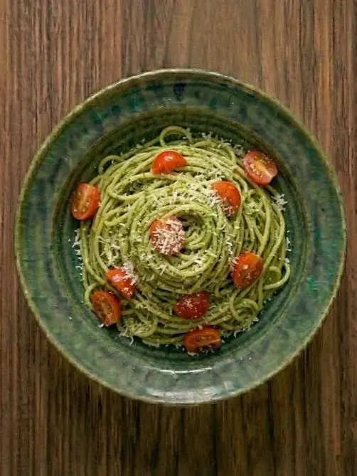 Pasta pesto con tomates cherry