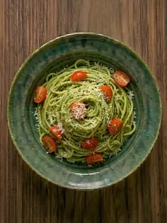 Pasta pesto con tomates cherry