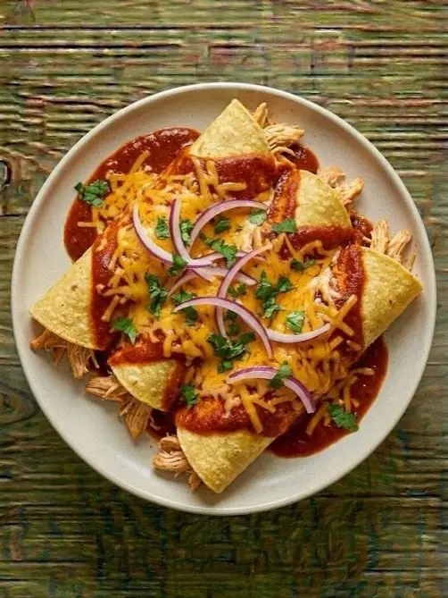 Enchiladas con Salsa Roja