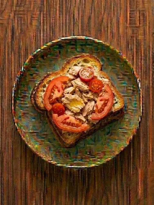 Tostada de pan de cristal con atun y tomate