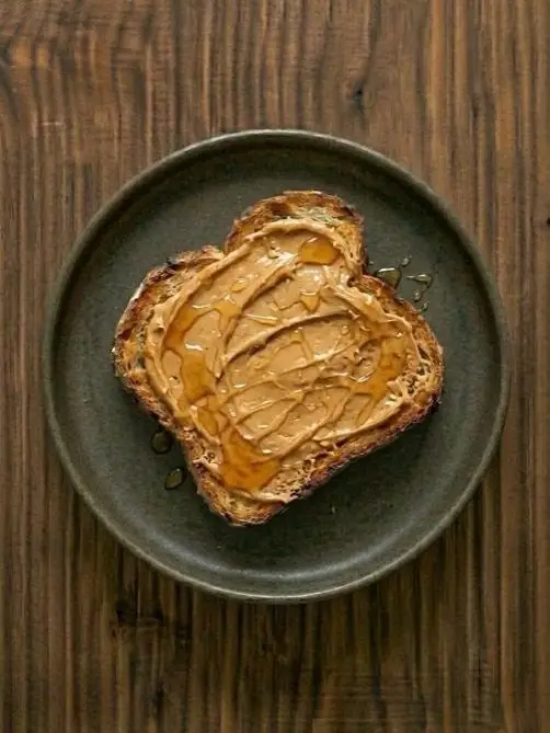 Tostada de pan de molde con mantequilla de cacahuete y miel