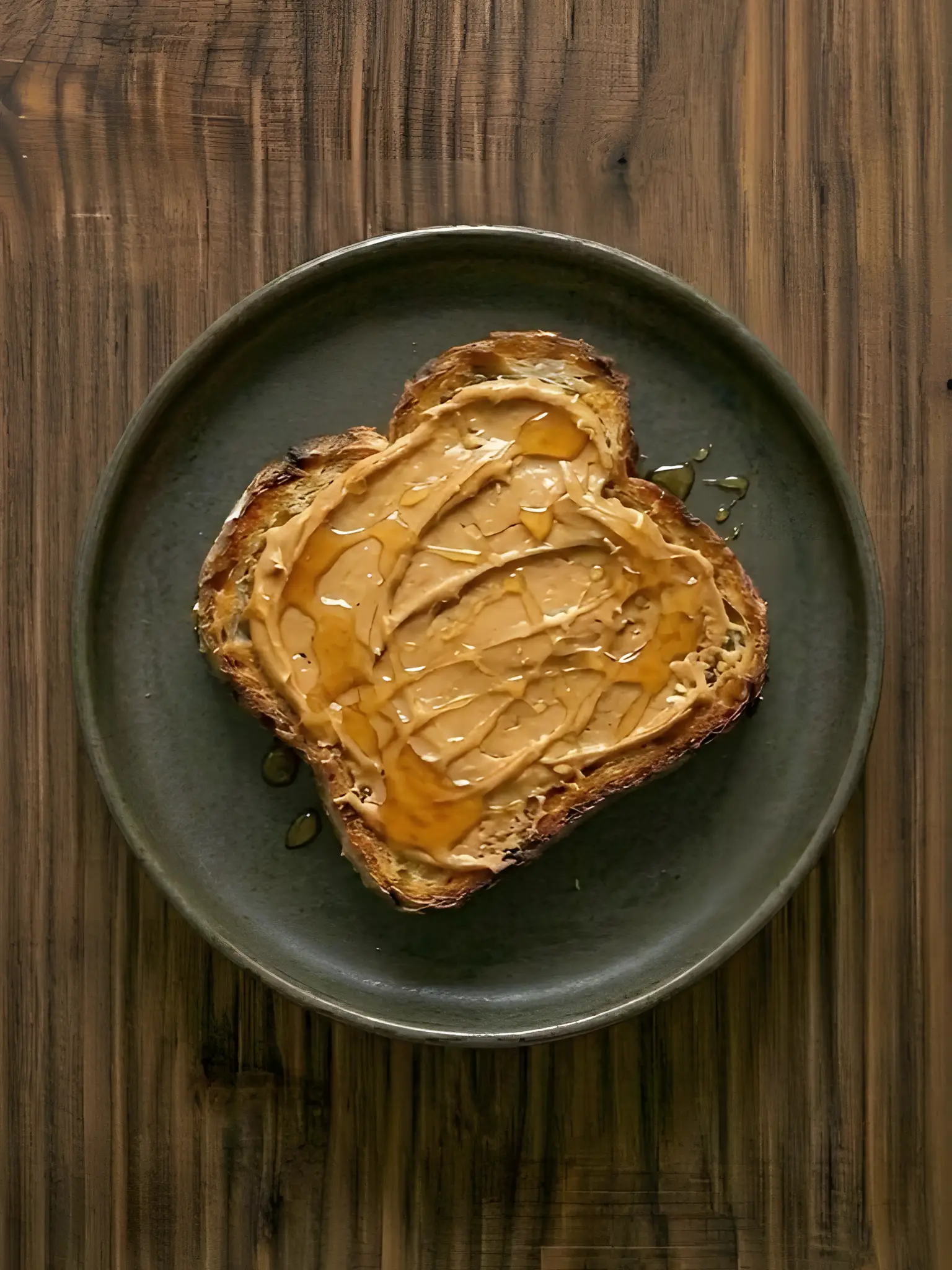 Tostada de pan de molde con mantequilla de cacahuete y miel