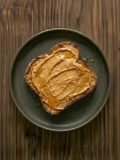 Tostada de pan de molde con mantequilla de cacahuete y miel
