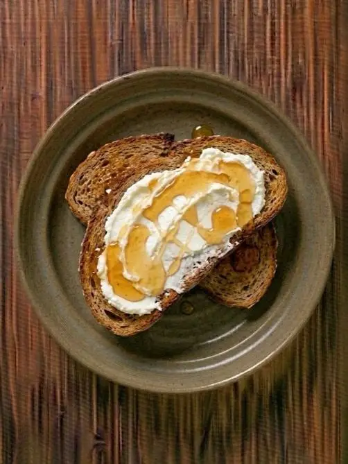 Tostada de centeno con queso fresco y miel