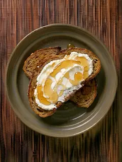 Tostada de centeno con queso fresco y miel