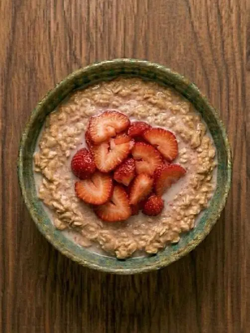 Porridge de avena con fresas con leche de avena