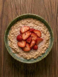 Porridge de avena con fresas con leche de avena