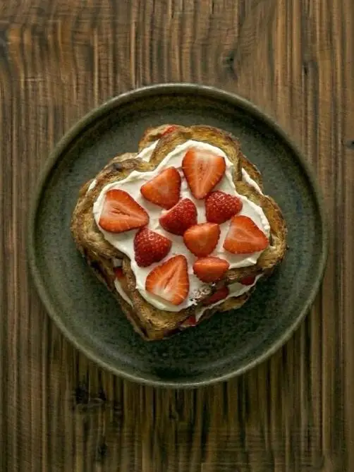 Tostada de pan de molde con queso crema y fresas