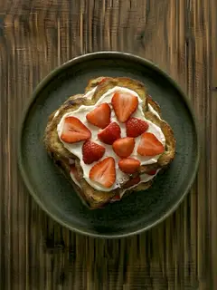 Tostada de pan de molde con queso crema y fresas
