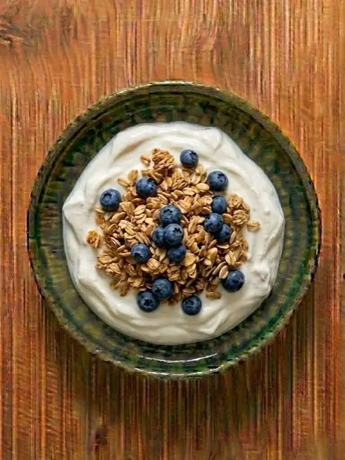 Yogur griego con granola y arándanos