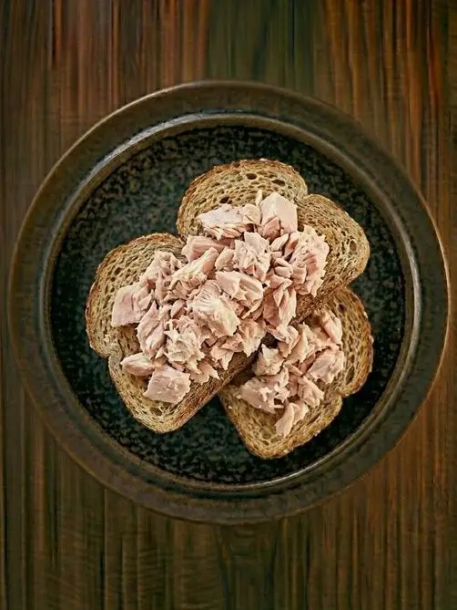 Tostada integral con atún