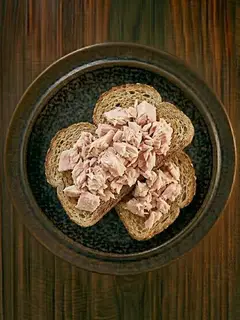 Tostada integral con atún