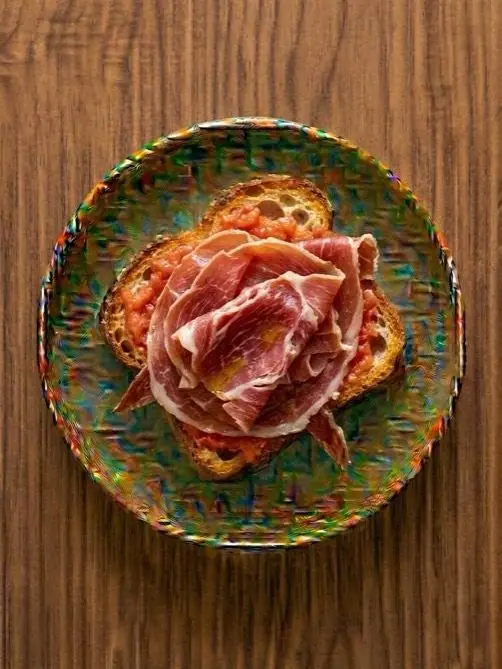 Tostada de pan de cristal con jamón serrano y tomate