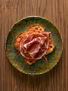 Tostada de pan de cristal con jamón serrano y tomate