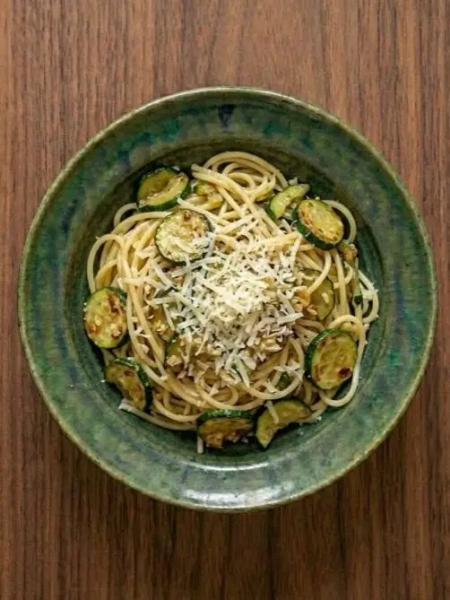 Pasta con calabacín y queso parmesano