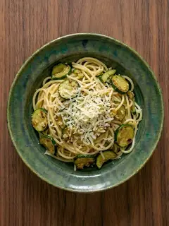 Pasta con calabacín y queso parmesano