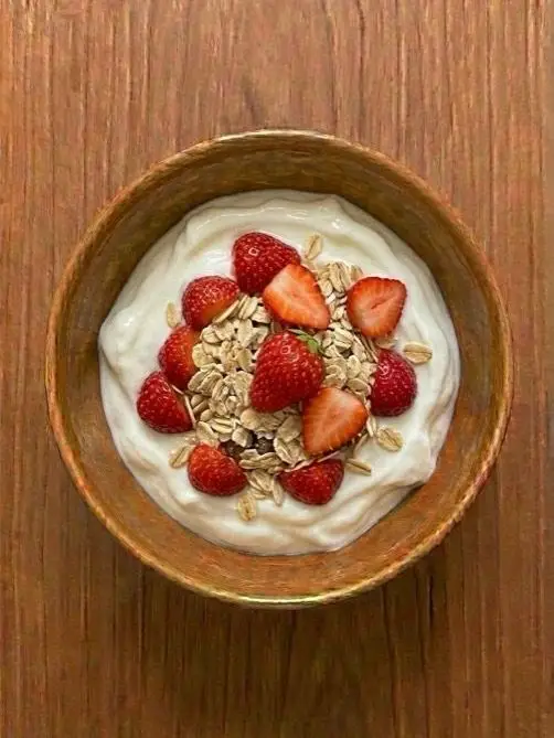 Yogur natural con muesli y fresas