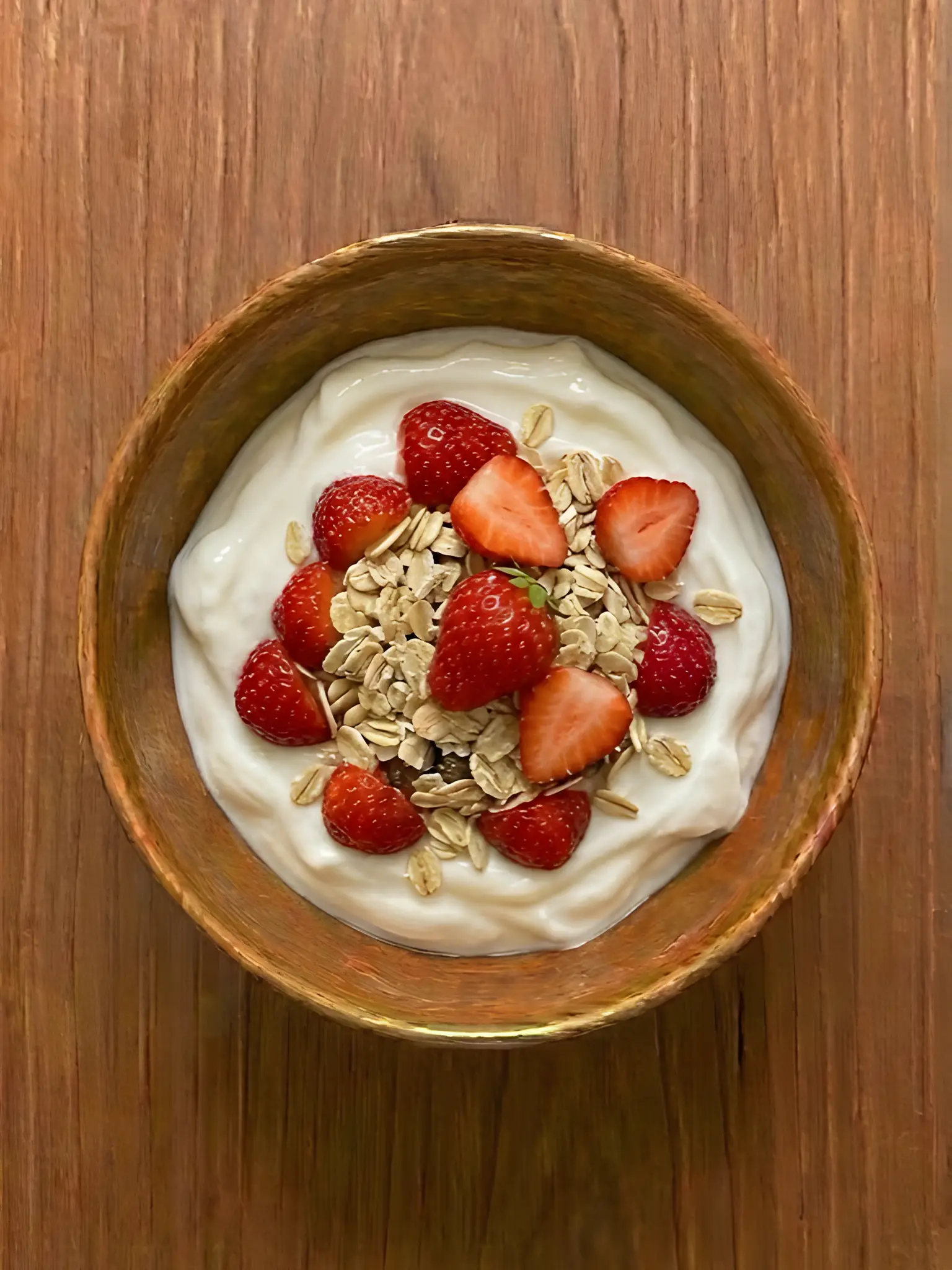 Yogur natural con muesli y fresas