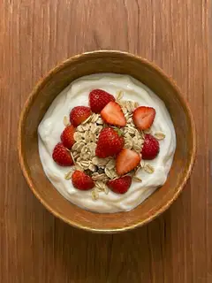 Yogur natural con muesli y fresas