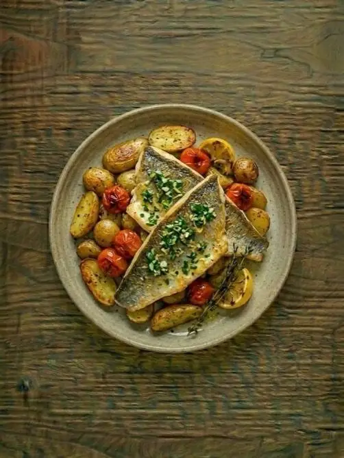 Lubina al Horno con Patatas Panaderas