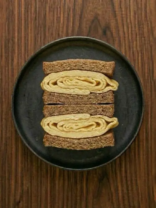 Bocadillo de pan integral con tortilla francesa