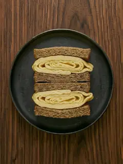 Bocadillo de pan integral con tortilla francesa