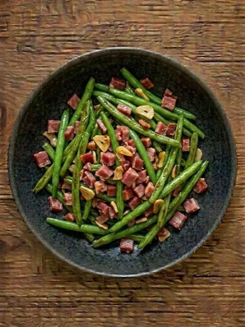 Judías verdes rehogadas con ajo y jamón