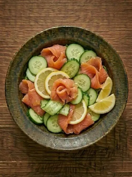 Ensalada de salmon ahumado con pepino