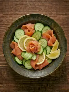 Ensalada de salmon ahumado con pepino