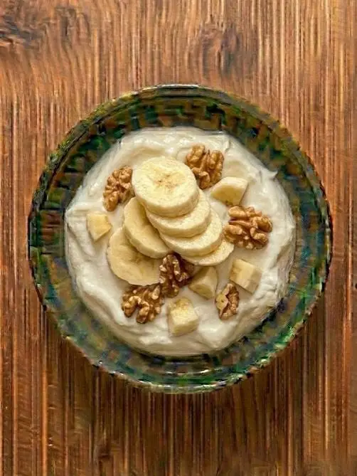 Yogur griego con plátano y nueces
