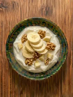 Yogur griego con plátano y nueces