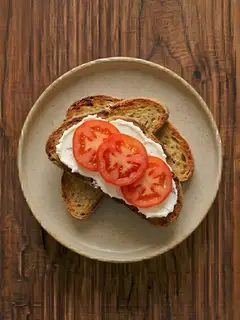 Tostada de biscotes con queso crema y tomate