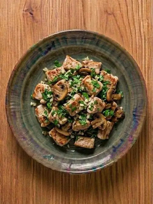 Filetes de pavo con champiñones al ajo