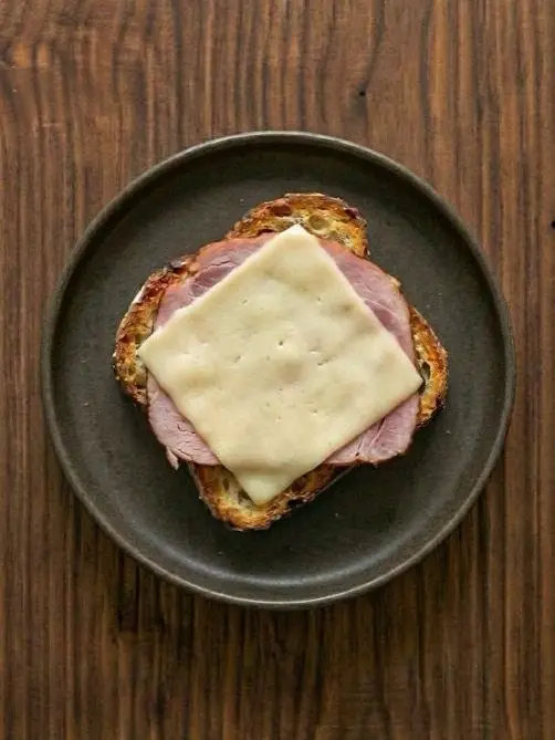 Tostada de pan de molde con jamón cocido y queso