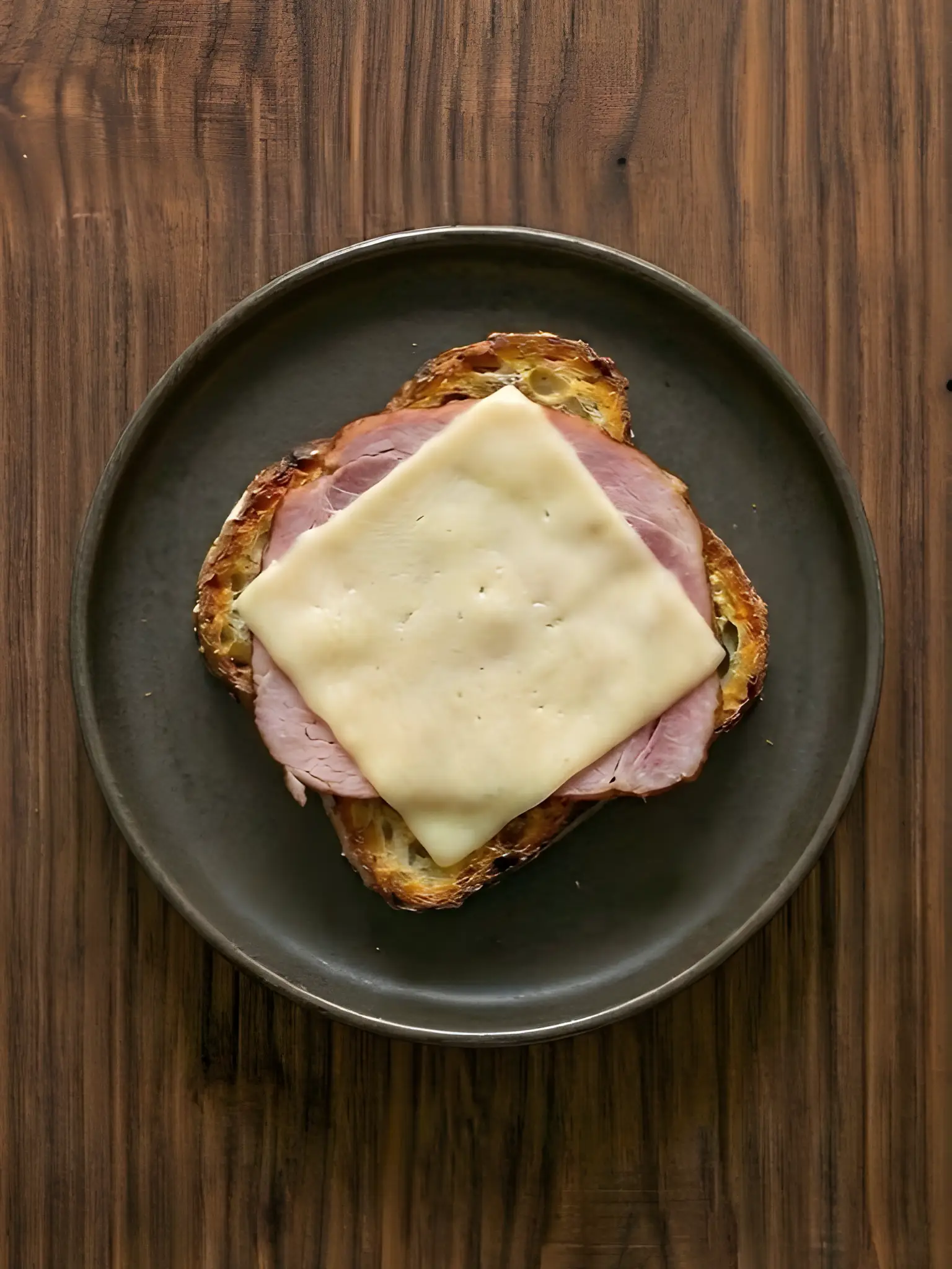Tostada de pan de molde con jamón cocido y queso