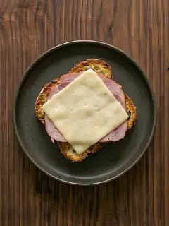 Tostada de pan de molde con jamón cocido y queso