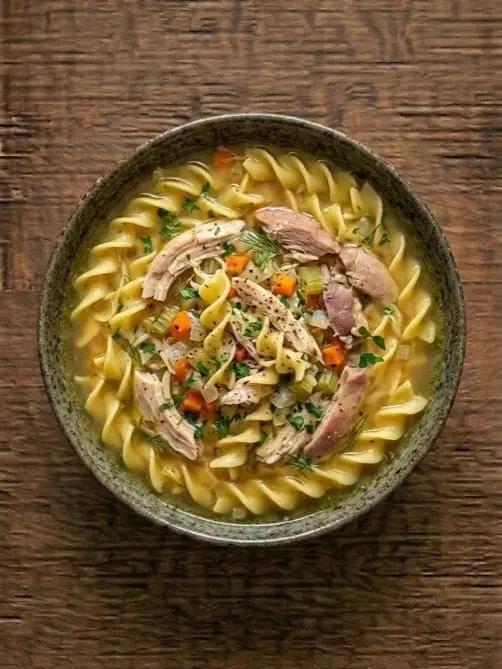 Caldo de pollo con fideos para toda la familia