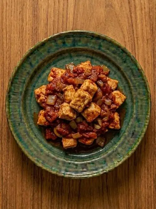 Pollo con cebolla y tomate al cazo