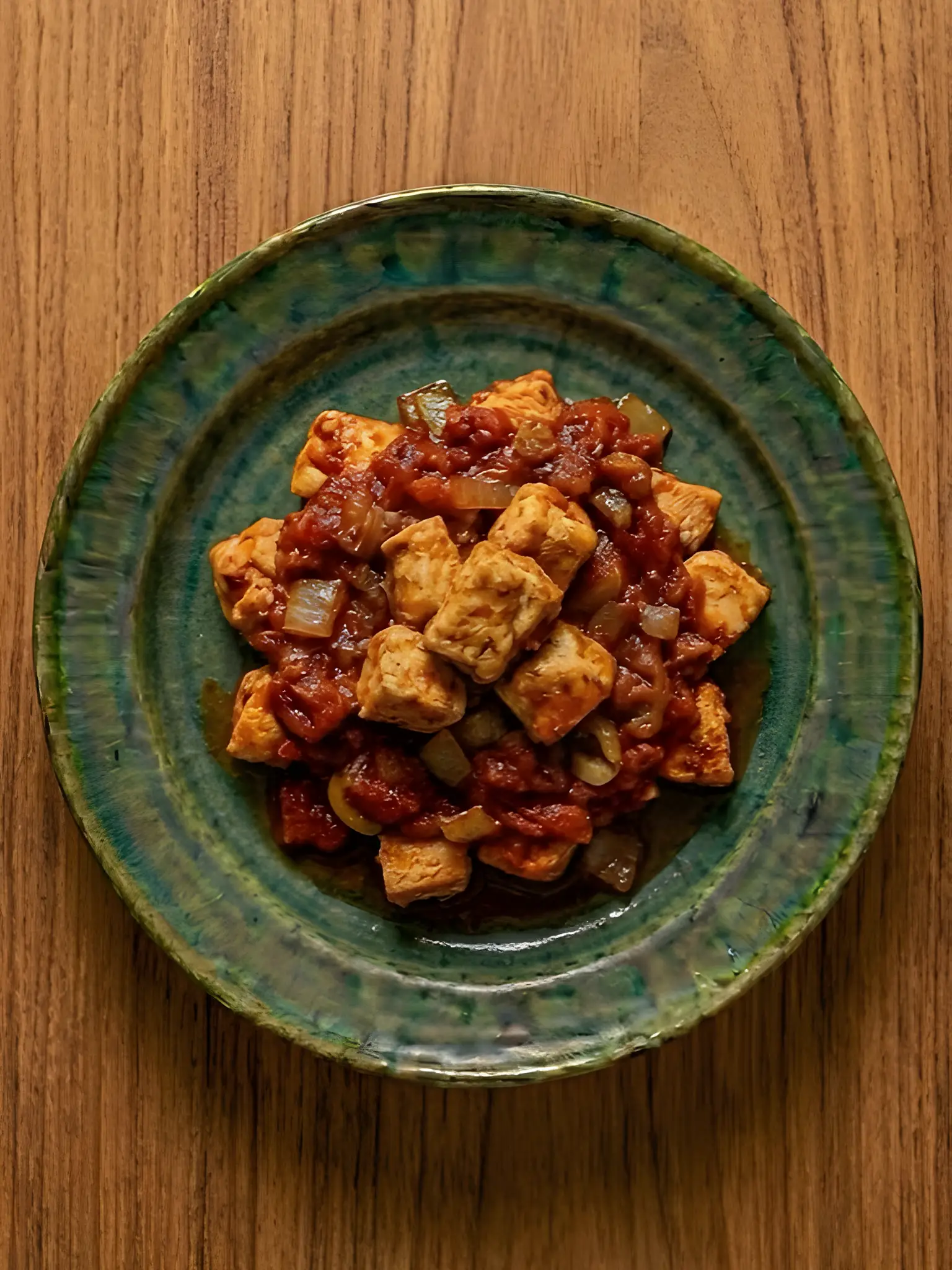 Pollo con cebolla y tomate al cazo