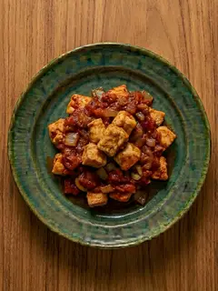 Pollo con cebolla y tomate al cazo