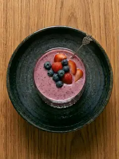 Batido de fresa y arándanos con leche de avena