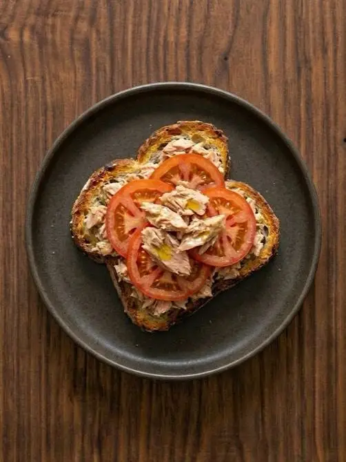 Tostada de pan de molde con atun y tomate