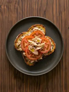 Tostada de pan de molde con atun y tomate