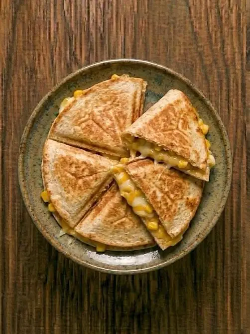 Quesadilla de queso y maíz en sandwichera