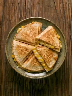 Quesadilla de queso y maíz en sandwichera