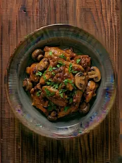 Conejo salteado con champiñones
