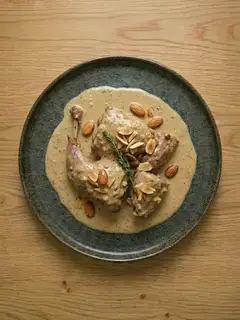 Conejo en Salsa de Almendras